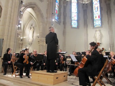 Jean-Claude Picard dirigeant l'orchestre