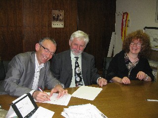 signature du contrat par D. Demierre, F. Baertschi et AC Juillerat