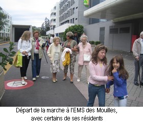 Marcheurs de tous ges devant l'EMS des Mouilles