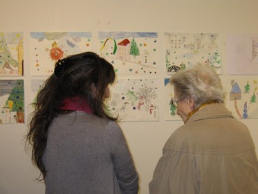 jeune femme et femme ge regardant des dessins